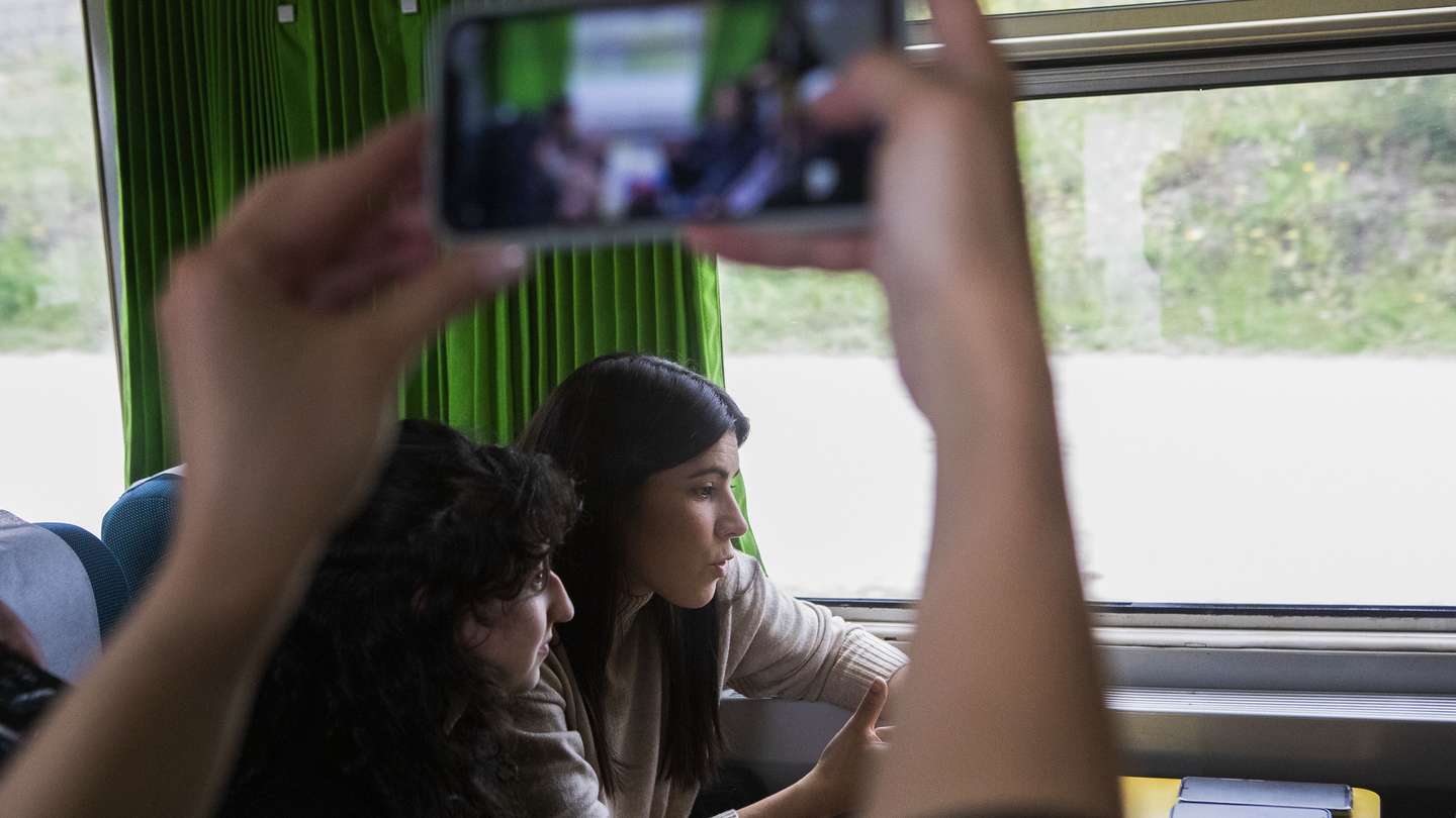 Mariana Mortágua (D), coordenadora do Bloco de Esquerda, na viagem de comboio entre a Covilhã e a Guarda, numa ação de campaha para as eleições legislativas de 10 de março de 2024. Guarda, 01 de março de 2024. O Presidente da República decretou a 15 de janeiro a dissolução do parlamento e a convocação de eleições legislativas antecipadas para 10 de março, na sequência da demissão do primeiro-ministro, António Costa, apresentada em 07 de novembro, por causa da Operação Influencer, e de imediato aceite pelo Presidente da República. MIGUEL PEREIRA DA SILVA/LUSA