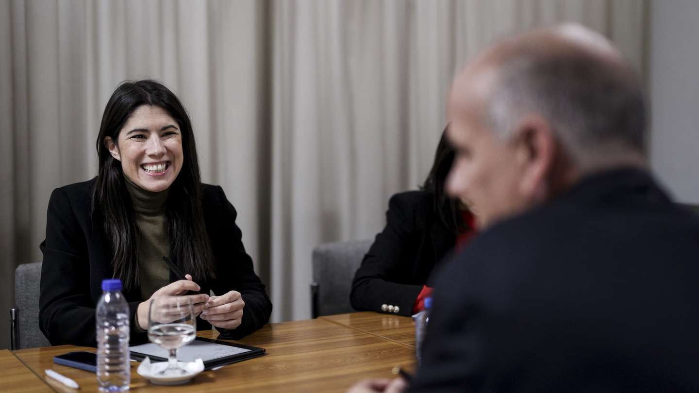 O secretário-geral do Partido Comunista Português (PCP), Paulo Raimundo (D), reuniu-se com a coordenadora do Bloco de Esquerda (BE), Mariana Mortágua (E), na sede do partido em Lisboa, 25 de março de 2024. FILIPE AMORIM/LUSA