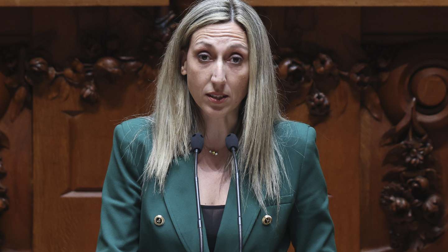 A deputada do Chega, Cristina Rodrigues, intervém na sessão plenária da Assembleia da República, em Lisboa, 12 de junho de 2024. ANTÓNIO COTRIM/LUSA