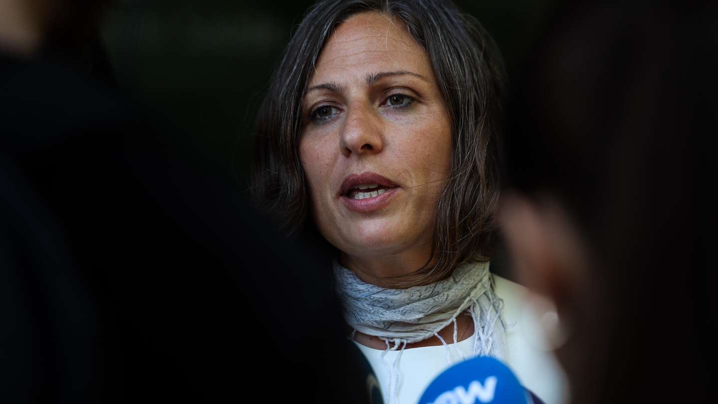 A presidente da Federação Nacional dos Médicos, Joana Bordalo e Sá, fala à imprensa antes de uma reunião com a ministra da Saúde, Ana Paula Martins (ausente na fotografia) para debater a renegociação da grelha salarial, a valorização da carreira médica e a melhoria das condições de trabalho na sede do ministério, em Lisboa, 5 de julho de 2024. TIAGO PETINGA/LUSA