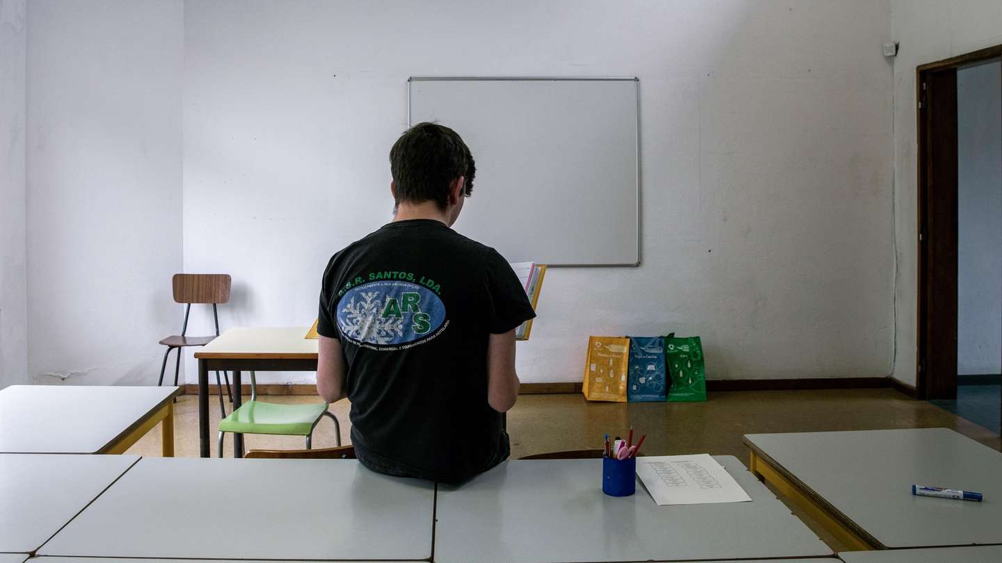 O abandono escolar ainda faz parte da vida de muitas crianças açorianas, entre quem foge para jogar futebol ou troca os livros pelo trabalho, copiam-se percursos de insucesso e faltas consecutivas até o absentismo se tornar preocupante, em Ponta Delgada, 16 de maio de 2024. Muitos dos aluno aceitam um projeto alternativo e passam a frequentar a Perkursos, um projeto educativo que recebe anualmente cerca de 90 alunos entre os 14 e os 25 anos. A Perkursos é uma escola diferente. Há um estúdio de som, onde os alunos podem gravar músicas ou pod-casts, uma gigantesca sala para aulas de expressão dramática. Há um espaço ao ar livre, onde até podem fumar. Mas os alunos apontam como principal a relação com os professores. (ACOMPANHA TEXTO DA LUSA DO 22 DE JUNHO DE 2024). EDUARDO COSTA/LUSA