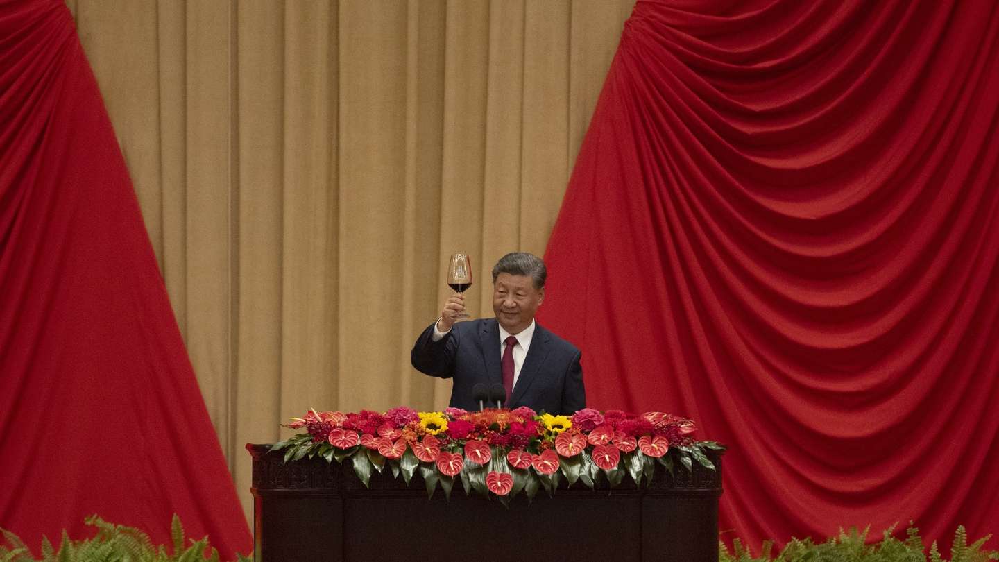 epaselect epa11633553 Chinese President Xi Jinping makes a toast to the attendees following his speech at the banquet hall of the Great Hall of the People in Beijing, China, 30 September 2024, to commemorate the upcoming 75th anniversary of the founding of the People's Republic of China. China marks its national day on 01 October.   EPA/ANDRES MARTINEZ CASARES