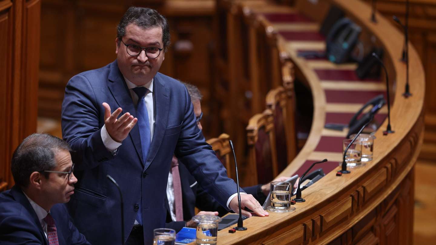O Ministro de Estado e das Finanças, Joaquim Miranda Sarmento, durante o debate de urgência, requerido pelo PS, sobre "Plano Orçamental Estrutural de Médio Prazo 2025-2028 entregue em Bruxelas" na Assembleia da República em Lisboa, 25 de outubro de 2024. TIAGO PETINGA/LUSA