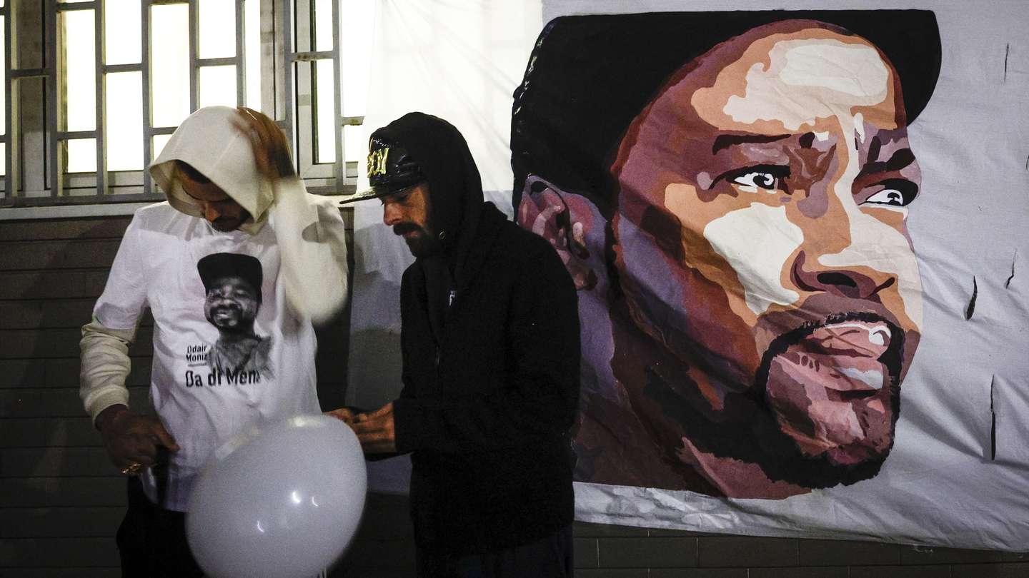Familiares e amigos de Odair Moniz, cidadão cabo-verdiano baleado por um agente da Polícia de Segurança Pública (PSP) na madrugada de segunda-feira no Bairro da Cova da Moura, prestam a sua homenagem durante uma vigília promovida pelo movimento Vida Justa, uma semana após a sua morte, no Bairro do Zambujal, na Amadora, 28 de outubro de 2024. ANTÓNIO PEDRO SANTOS/LUSA