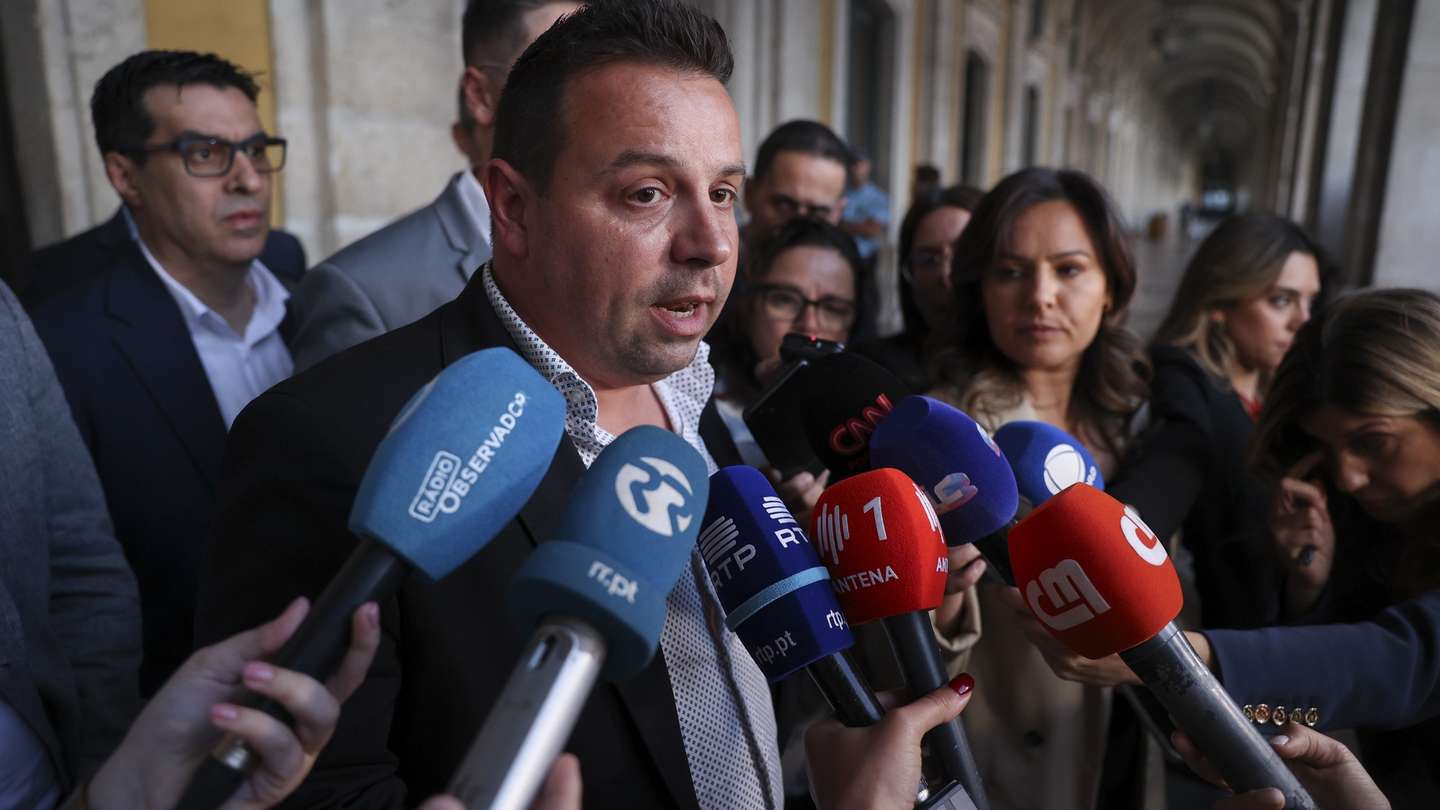 O presidente da Associação Sindical dos Profissionais da Polícia (ASPP/PSP), Paulo Santos, fala aos jornalistas após uma reunião com a ministra da Administração Interna, Margarida Blasco (ausente da foto), por melhores condições salariais, exigindo um subsidio idêntico ao atribuído à Polícia Judiciária (PJ), em Lisboa, 23 de maio de 2024. MIGUEL A. LOPES/LUSA