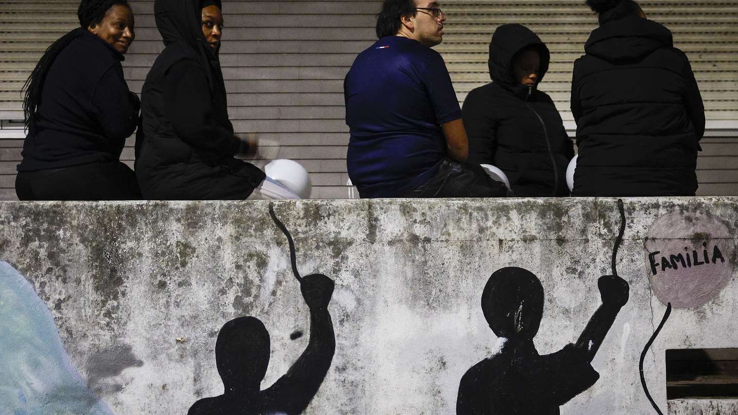 Familiares e amigos de Odair Moniz, cidadão cabo-verdiano baleado por um agente da Polícia de Segurança Pública (PSP) na madrugada de segunda-feira no Bairro da Cova da Moura, prestam a sua homenagem durante uma vigília promovida pelo movimento Vida Justa, uma semana após a sua morte, no Bairro do Zambujal, na Amadora, 28 de outubro de 2024. ANTÓNIO PEDRO SANTOS/LUSA