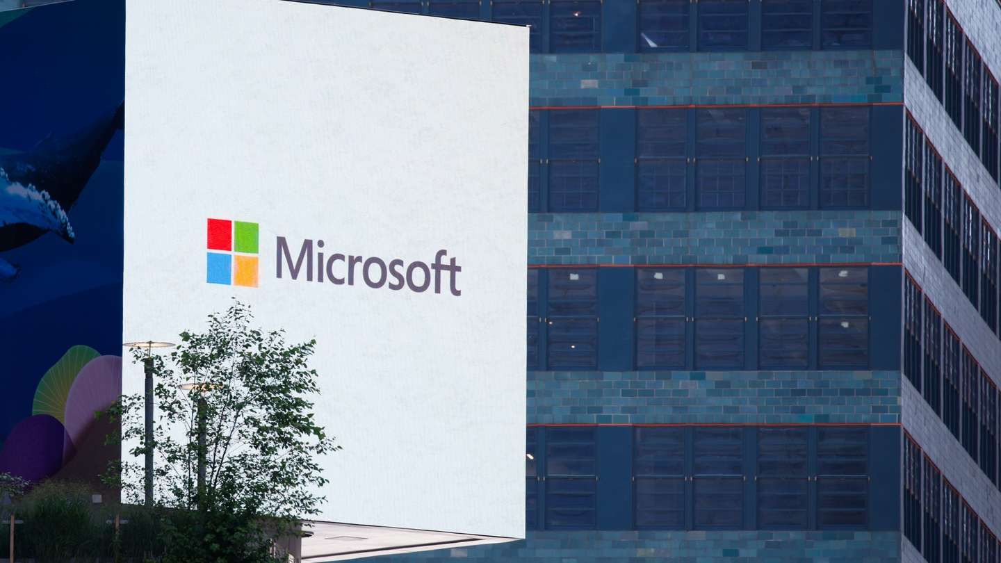 epaselect epa11488344 A Screen display the Microsoft Logo in Times Square New York, New York, USA, 19 July 2024. Companies and institutions around the world have been affected on 19 July by a major computer outage in systems running Microsoft Windows linked to a faulty CrowdStrike cyber-security software update. According to CrowdStrike’s CEO, the issue has been identified, isolated and a fix has been deployed  EPA/KENA BETANCUR