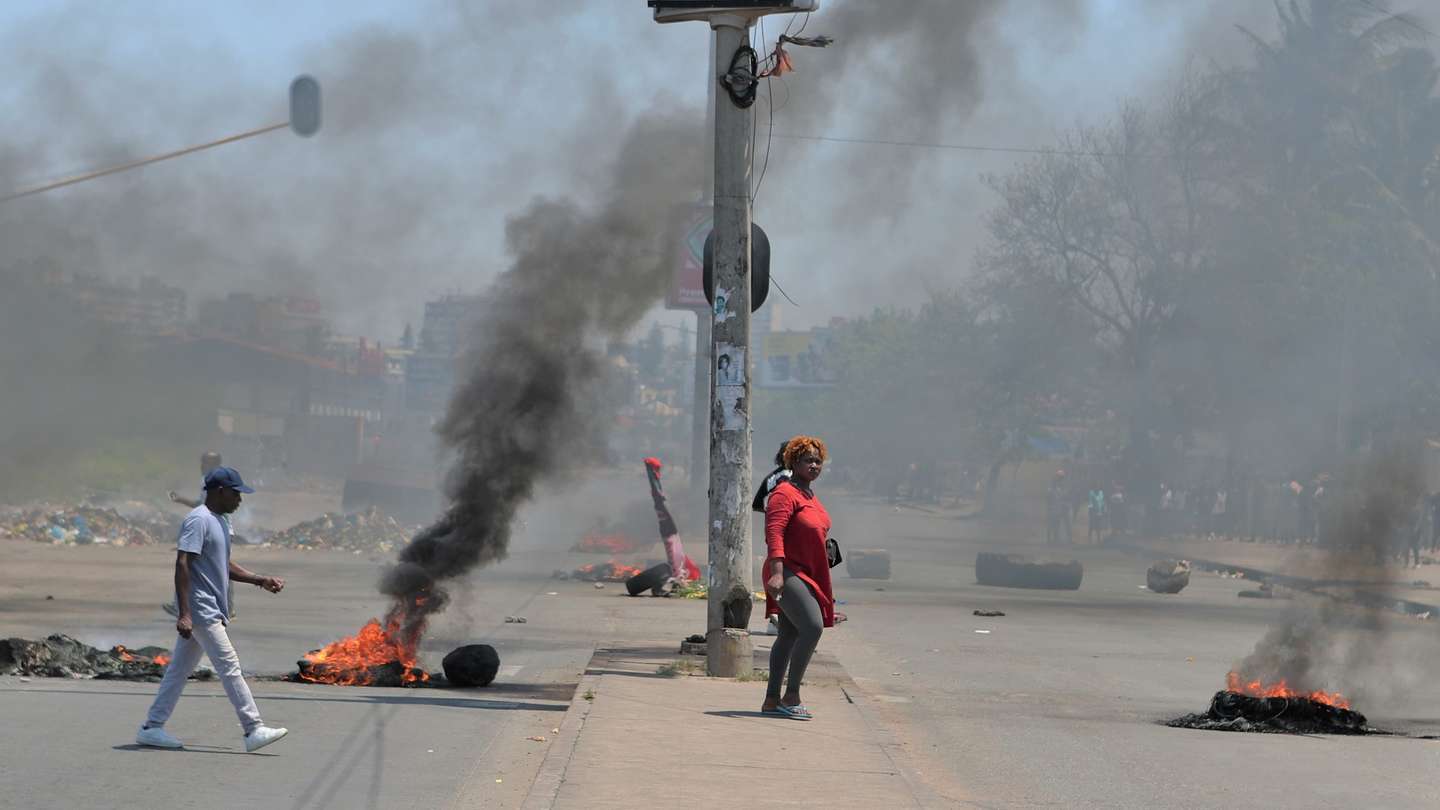 Demonstrators during protets in Maputo, Mozambique, 04 December 2024. After the whistles, badges alluding to presidential candidate Venâncio Mondlane became the new business in Maputo, on a day when the Mozambican capital was once again taken over by barricades, tyres and burning vehicles, in a new post-election protest.  LUÍSA NHANTUMBO/LUSA
