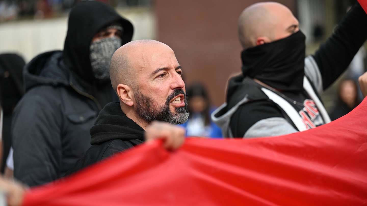 O porta-voz do Grupo 1143, Mário Machado, durante a manifestação "Menos Imigração e Mais Habitação", organizada pelo grupo 1143 (extrema-direita), Porto, 6 de abril de 2024. FERNANDO VELUDO/LUSA