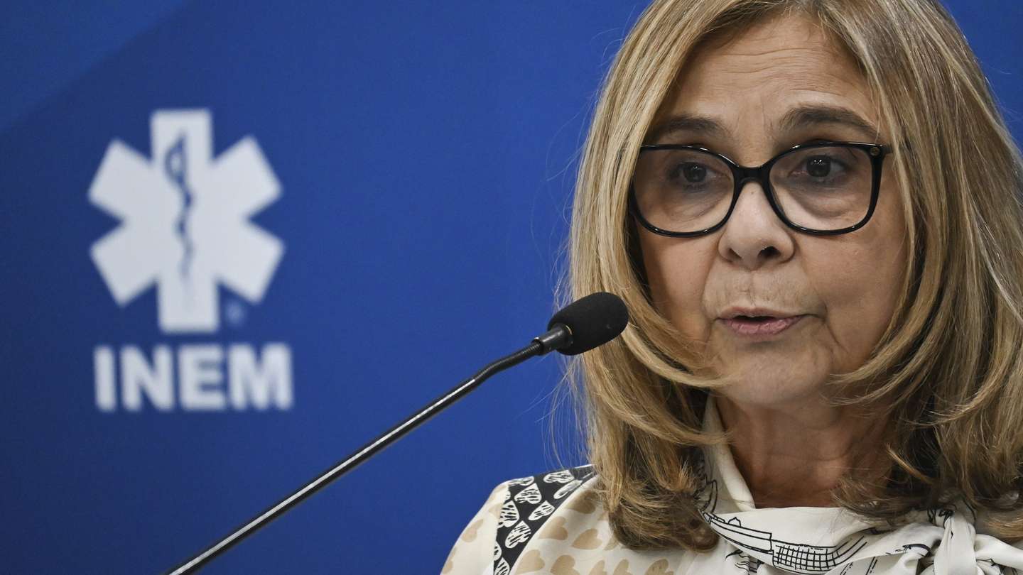 A ministra da saúde, Ana Paula Martins, intervém durante a visita ao Centro da PT EMT, Mafra, 17 de dezembro de 2024. Uma equipa da Organização Mundial de Saúde (OMS) realiza uma visita de recertificação do Portuguese Emergency Medical Team, onde o INEM colocou toda a estrutura modular para ser visitada pelos peritos da OMS. CARLOS BARROSO/LUSA