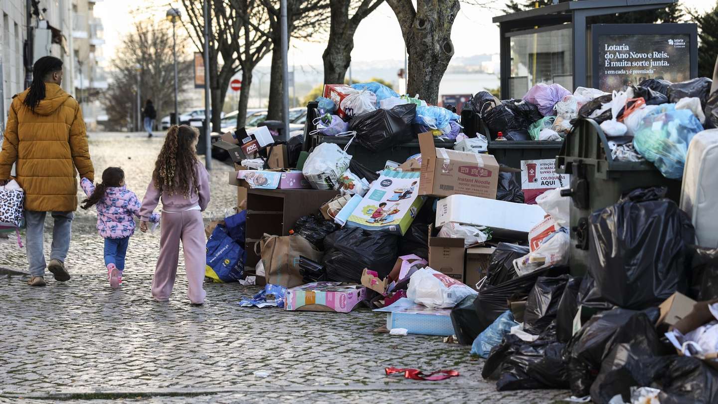 Caixotes do lixo cheios em Lisboa, 26 de dezembro de 2024. Os trabalhadores da higiene urbana no município de Lisboa estão em greve de 25 de dezembro até 2 de janeiro ao trabalho extraordinário, a que se junta uma greve geral de dois dias, na quinta e sexta-feira. MIGUEL A. LOPES/LUSA