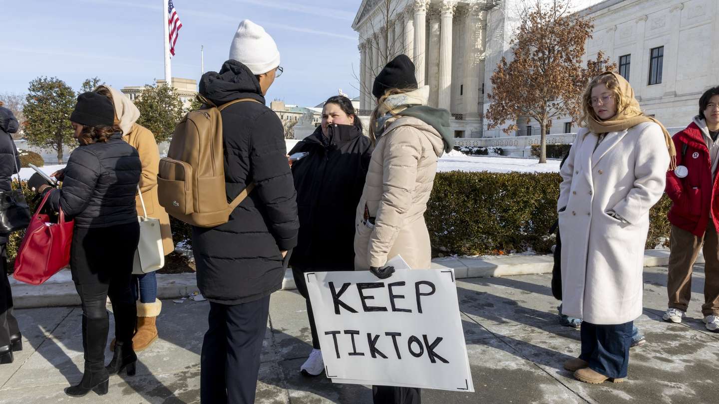 epa11817101 People wait in line to view oral arguments in TikTok vs. Merrick Garland at the Supreme Court in Washington, DC, USA, 10 January 2025. TikTok's legal team argues that the Biden administration's law banning the app is unconstitutional, as it infringes the free speech of the millions of Americans who use it.  EPA/SHAWN THEW
