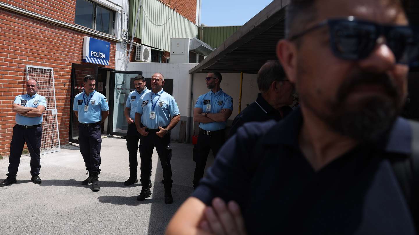 Concentração de apoio aos polícias que trabalham na Divisão de Segurança Aeroportuária seguida de conferência de imprensa da Associação Sindical dos Profissionais da Polícia (ASPP/PSP), sob o tema "AeroCaos anunciado", para denunciar falhas de funcionamento nos aeroportos portugueses como consequência da falta de condições de trabalho policial.  02 de junho de 2023, aeroporto Humberto Delgado,em Lisboa.  TIAGO PETINGA/LUSA
