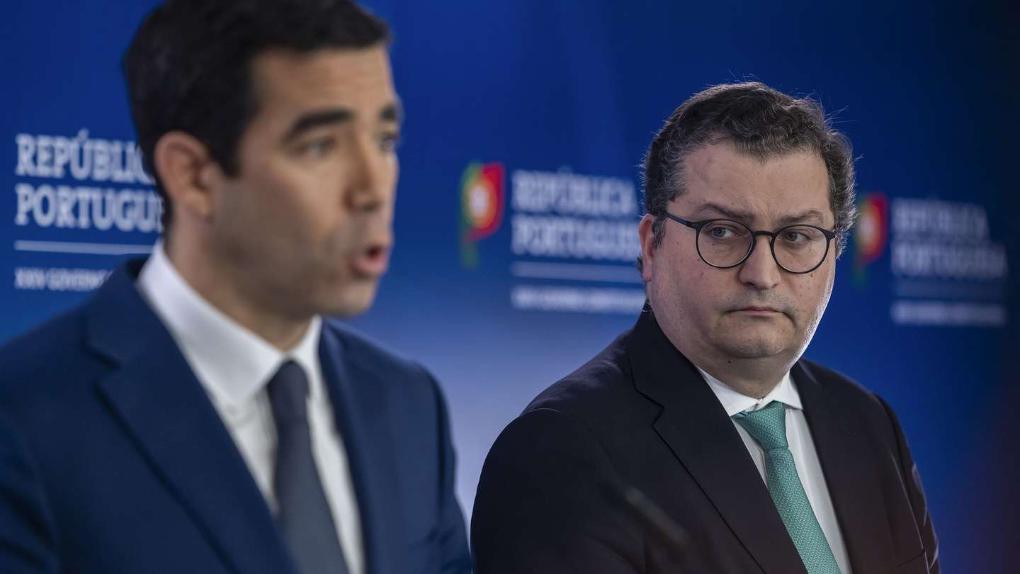 O ministro da Presidência, António Leitão Amaro (E), acompanhado pelo ministro das Finanças, Joaquim Miranda Sarmento (D), durante o briefing após reunião do Conselho de Ministros, no Campus XXI, em Lisboa, 07 de março de 2025. JOSÉ SENA GOULÃO/LUSA