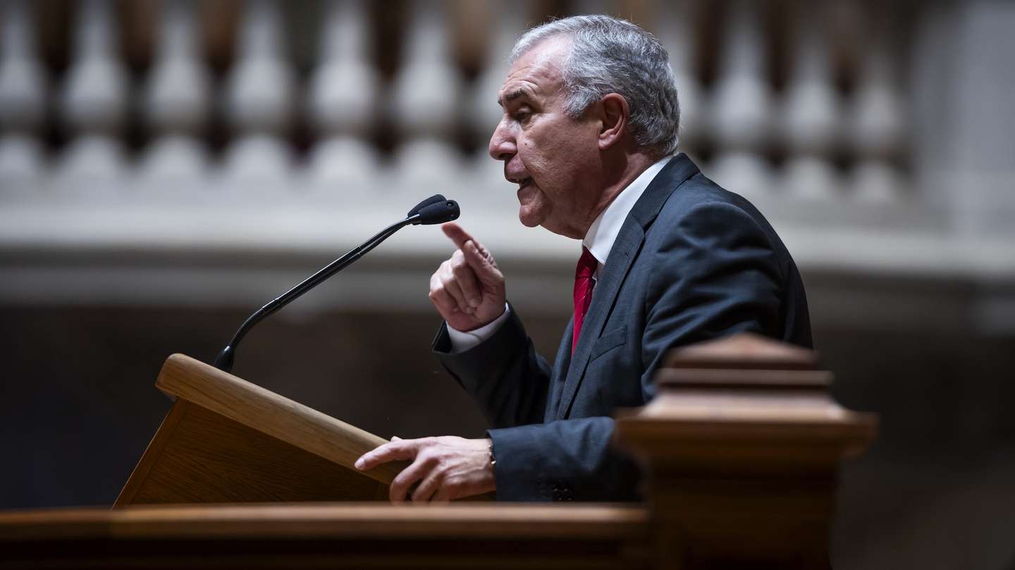O deputado do Partido Social Democrata, António Rodrigues,  usa da palavra durante o debate temático proposto pelo Governo, sobre o Plano Nacional de Implementação do Pacto Europeu para as Migrações e Asilo, na Assembleia da República, em Lisboa, 16 de janeiro de 2025. JOSÉ SENA GOULÃO/LUSA
