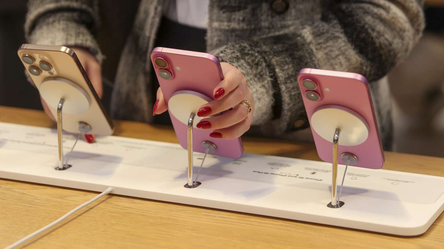 epa12010136 People browse the iPhone display at the The Fifth Avenue Apple Store in New York, New York, USA, 04 April 2025. In reaction to new tariffs to be imposed by US President Donald Trump, economists predict that consumers and businesses will likely encounter higher prices on electronics built outside of the country, as well as food imports.  EPA/SARAH YENESEL
