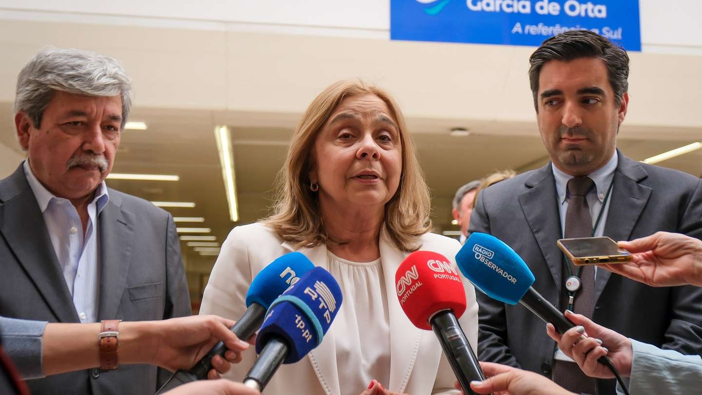 A ministra da Saúde, Ana Paula Martins, fala aos jornalistas durante uma visita à ULS (Unidade Local de Saúde) Almada - Seixal, Hospital Garcia de Orta, Almada, 29 de Abril de 2025. RUI MINDERICO/LUSA