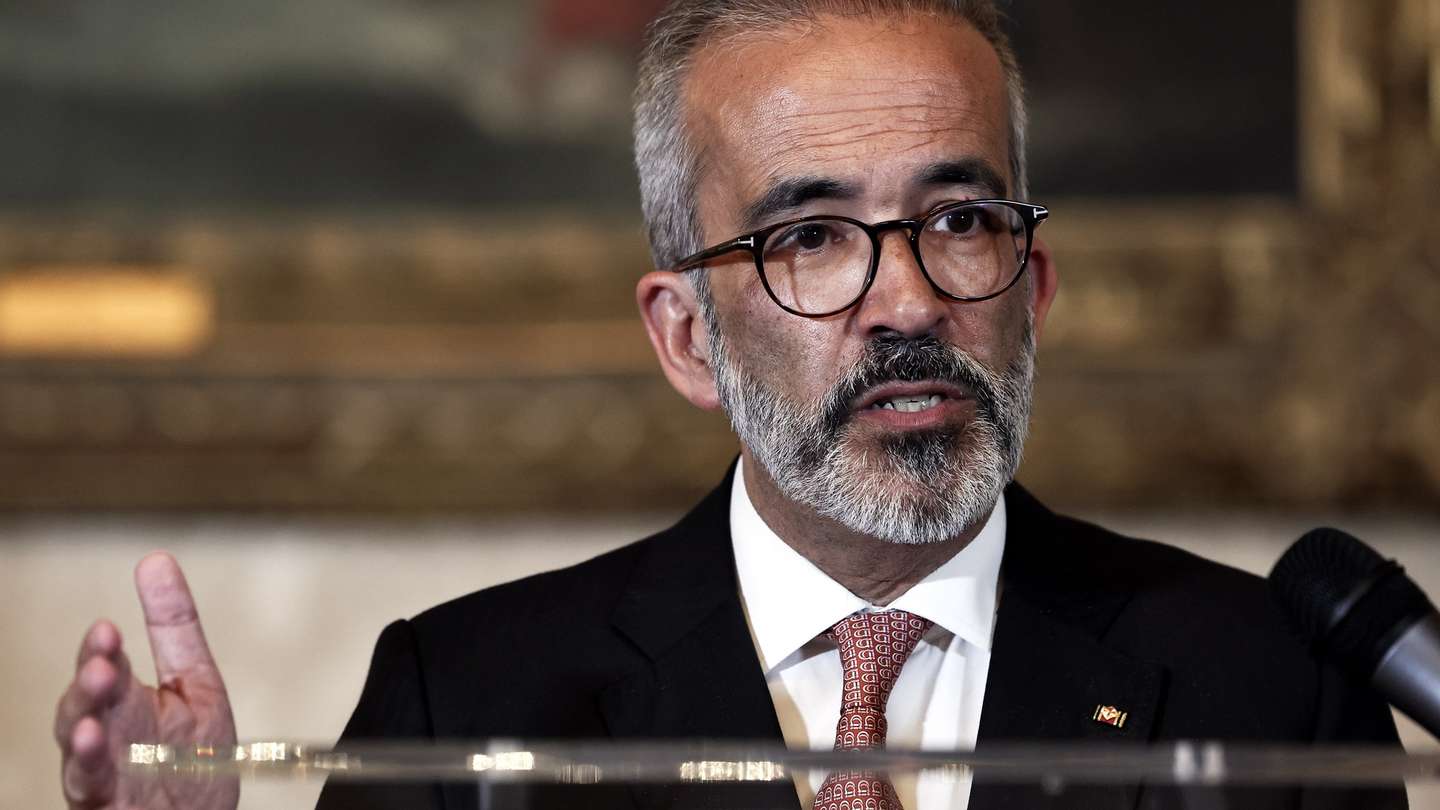 epa12137349 Portuguese Foreign Affairs Minister Paulo Rangel speaks during a joint press conference with his German counterpart, Johann Wadephul (not pictured), after a meeting at the Ministry of Foreign Affairs in Lisbon, Portugal, 26 May 2025.  EPA/ANTONIO COTRIM