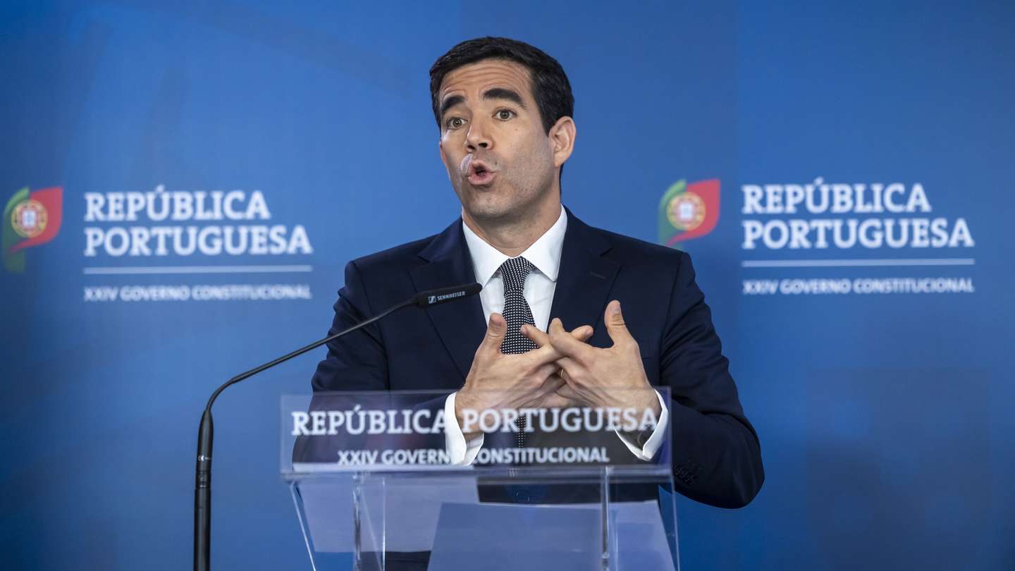 O ministro da Presidência, António Leitão Amaro, usa da palavra, durante o briefing após reunião do Conselho de Ministros, no Campus XXI, em Lisboa, 23 de abril de 2025. JOSÉ SENA GOULÃO/LUSA