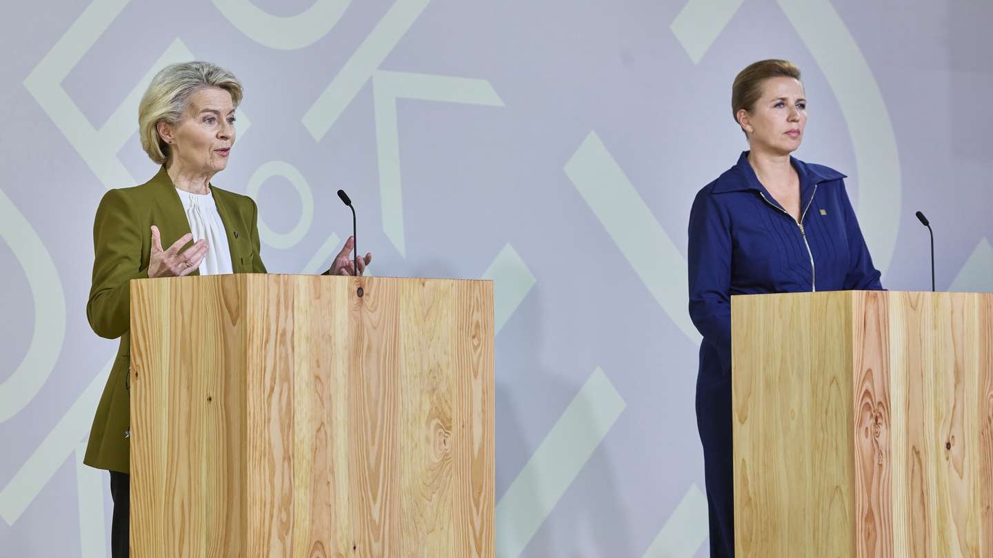 epa12212611 Denmark's Prime Minister Mette Frederiksen (R) and President of the European Commission Ursula von der Leyen (L) attend a press conference at Aarhus University during the official opening ceremony of the Danish EU Presidency 2025, in Aarhus, Denmark, 03 July 2025.  EPA/Mikkel Berg Pedersen  DENMARK OUT