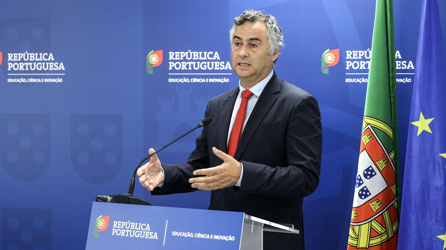 O ministro da Educação, Ciência e Inovação, Fernando Alexandre, discursa na cerimónia de assinatura de acordos de colaboração com autarquias para a realização de obras urgentes de requalificação, conservação ou manutenção nas escolas públicas do Ensino Básico e do Ensino Secundário. Ministério da Educação, Ciência e Inovação, em Lisboa, 04 de julho de 2025. MIGUEL A. LOPES/LUSA