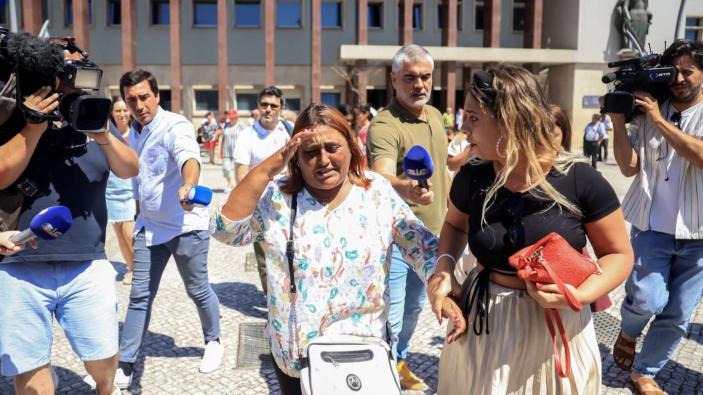 Celeste Barbosa (E), mãe de Mónica Silva, a grávida desaparecida da Murtosa, à saída do Tribunal de Aveiro, 08 de Julho de 2025. O único arguido do processo do crime de homicídio de Mónica Silva, Fernando Valente, de 37 anos, natural da Murtosa, foi absolvido pelo Tribunal de Aveiro. O tribunal deu apenas como provado que o arguido se envolveu sexualmente com a vítima pelo menos uma vez e que Fernando Valente adquiriu um cartão pré-pago que colocou num telemóvel antigo, para evitar a sua localização, tendo usado o mesmo para marcar um encontro com a vítima no dia 03 de outubro de 2023. JOSÉ COELHO/LUSA