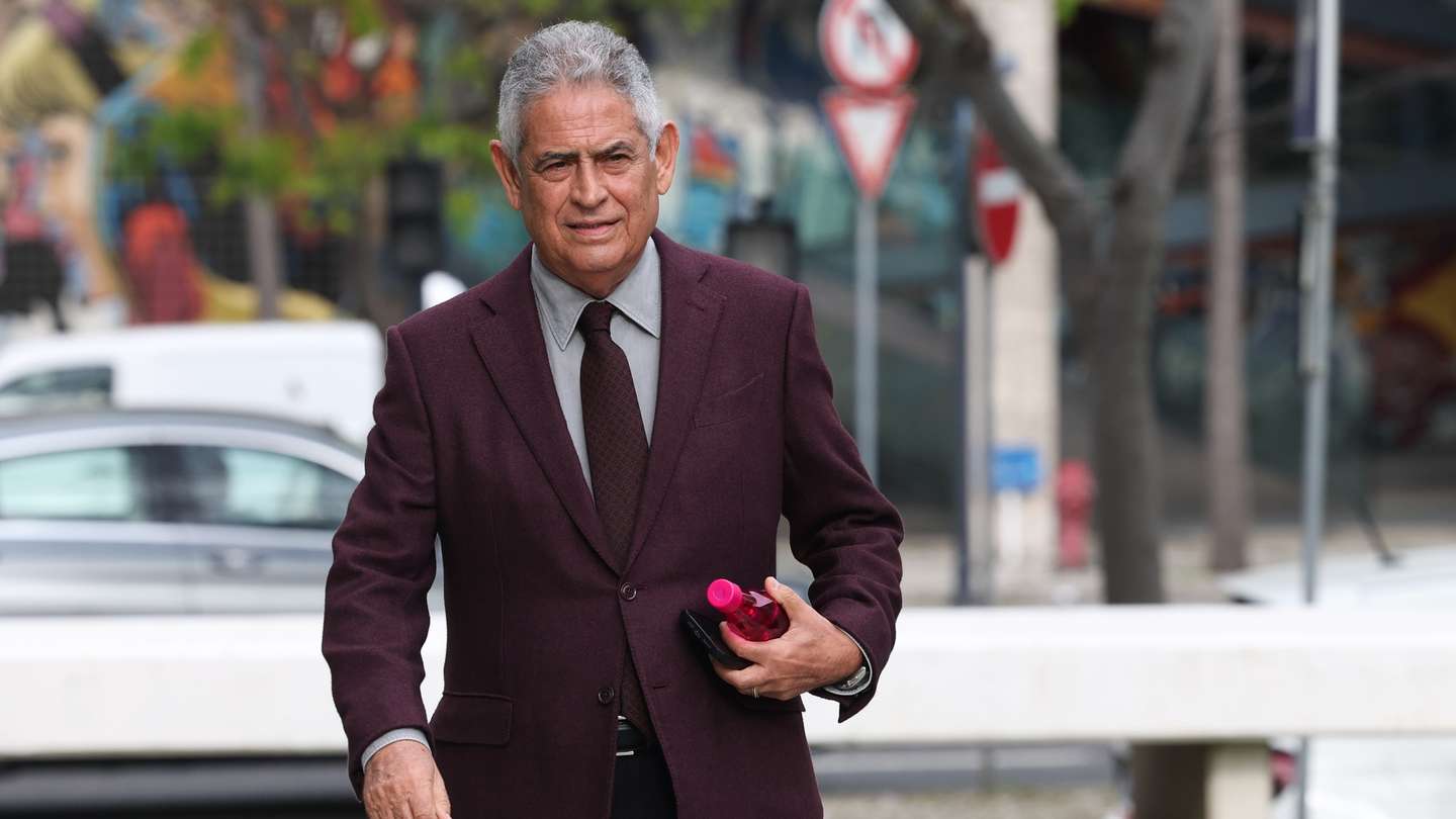 O ex-presidente do SL Benfica, Luís Filipe Vieira, à chegada para o início do julgamento do processo "Saco Azul", que decorre no Campus da Justiça, em Lisboa, 09 de abril de 2025. Entre os arguidos, estão a SAD do Benfica, Benfica Estádio, Luís Filipe Vieira, Domingos Soares de Oliveira e Miguel Moreira, no processo em que a acusação do Ministério Público imputa ao ex-presidente do clube da Luz três crimes de fraude fiscal qualificada e 19 de falsificação de documento, tal como Miguel Moreira, ex-diretor financeiro do clube, e Domingos Soares de Oliveira, que continuou na SAD 'encarnada' depois da saída de Luís Filipe Vieira da direção do clube, em 2021. ANTÓNIO COTRIM/LUSA