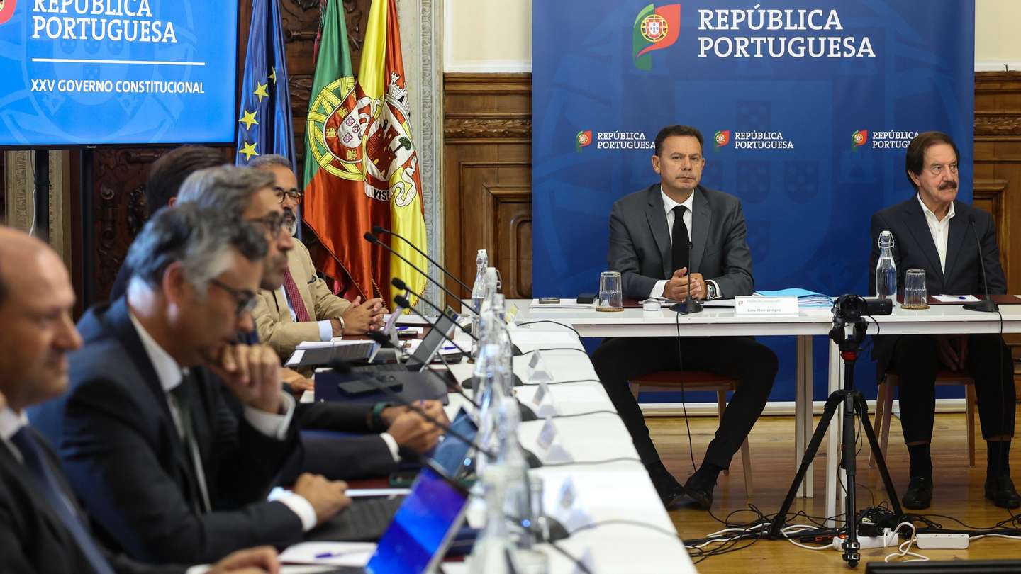 O primeiro-ministro Luis Montenegro (2-D), ladeado pelo presidente da Câmara de Viseu, Fernando Ruas (D), durante a reunião extraordinária do Conselho de Ministros, na Câmara Municipal de Viseu, 21 de agosto de 2025. PAULO NOVAIS/LUSA