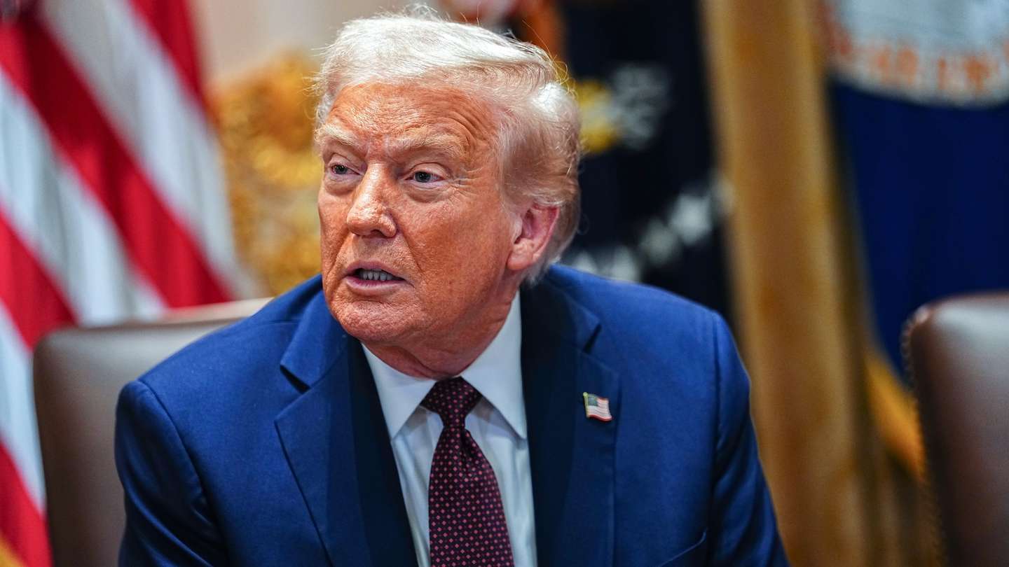 epa12324867 United States President Donald J Trump answers a reporter’s question as he chairs a Cabinet meeting in the Cabinet Room of the White House in Washington, DC, USA, 26 August 2025.  EPA/AARON SCHWARTZ / POOL