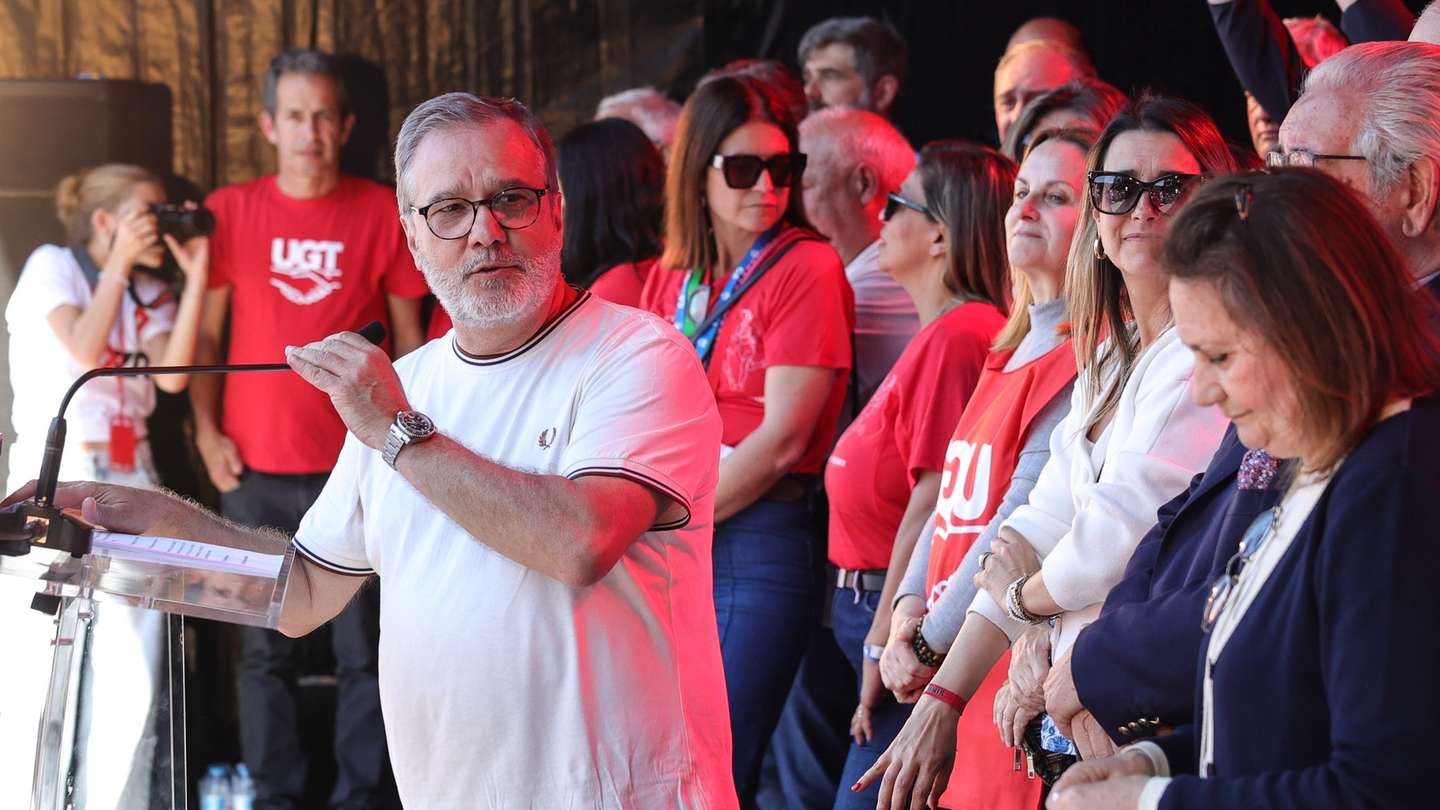 O secretário-geral da União Geral de Trabalhadores (UGT), Mário Mourão, usa da palavra durante a celebração do 1.º de Maio, Dia do Trabalhador, no Centro Desportivo Nacional do Jamor, em oeiras, 01 maio 2025.   MANUEL DE ALMEIDA/LUSA