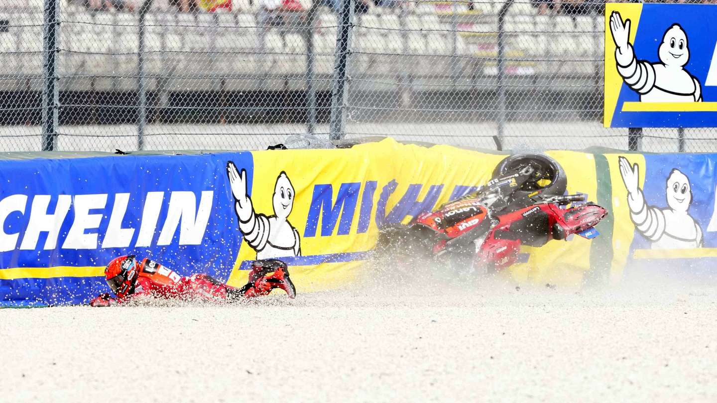 epa12373255 Ducati Lenovo Team rider Marc Marquez of Spain crashes during the Sprint Race of the Grand Prix of San Marino and the Rimini Riviera at THE Misano World Circuit Marco Simoncelli in Misano Adriatico, Italy, 13 September 2025.  EPA/DANILO DI GIOVANNI
