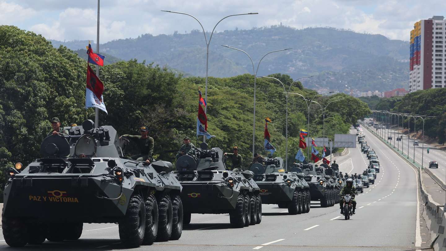 epa12400964 Members of the General Directorate of Military Counterintelligence (DGCIM) participate in a military exercise in Caracas, Venezuela, 23 September 2025. Thousands of Chavistas, along with Venezuelan authorities, mobilized to reaffirm their willingness to 'defend' the country, even 'with arms'.  EPA/MIGUEL GUTIERREZ