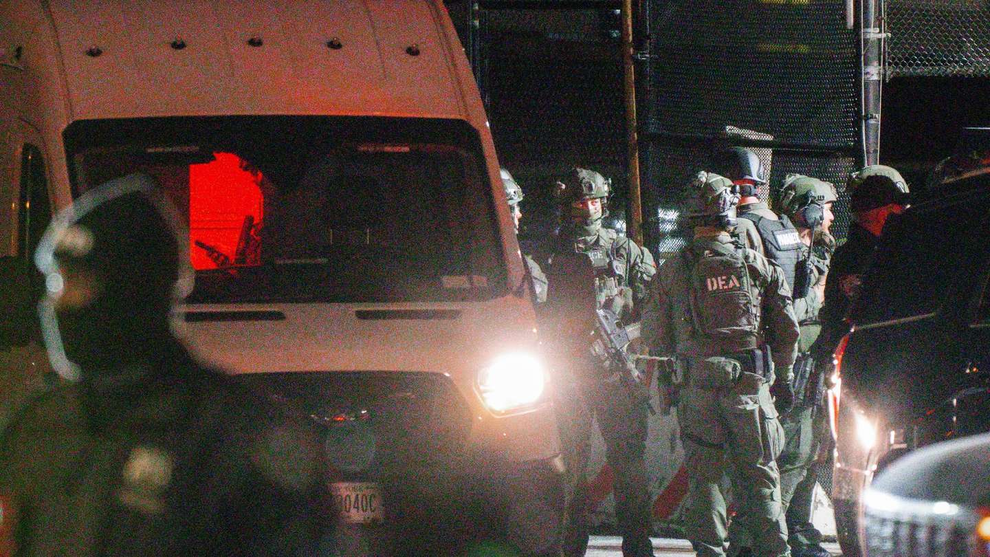 epa12624526 DEA agents are seen in front and inside of a van supposedly transporting Venezuelan President Nicolás Maduro in New York, New York, USA, 03 January 2026.  EPA/Olga Fedorova