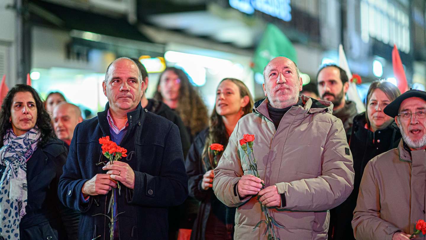 O candidato à Presidência da República, António Filipe, acompanhado pelo Secretario Geral do Partido Comunista Paulo Raimundo durante uma ação de campanha de arruada na rua de Santa Catarina, no Porto, 15 de janeiro de 2026. Os portugueses elegem o novo Presidente da República em 18 de janeiro. PEDRO GRANADEIRO/LUSA