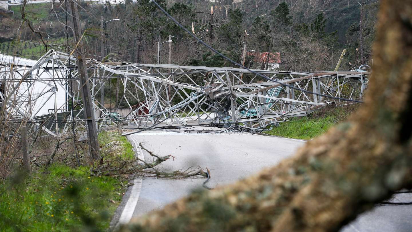 Um poste de alta tensão ficou destruído devido à passagem da depressão Kristin, em Leiria, 28 de janeiro de 2026. Portugal continental está a ser afetado pelos efeitos da passagem da depressão Kristin, com chuva, vento, neve e agitação marítima, tendo sido emitidos vários avisos pelo Instituto Português do Mar e da Atmosfera (IPMA). PAULO CUNHA/LUSA