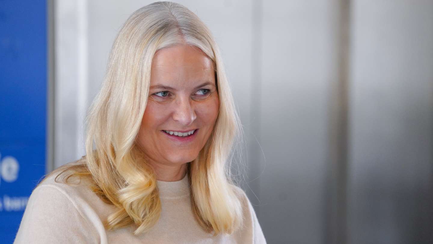 epa11941847 Norwegian Crown Princess Mette-Marit visits Ulleval Hospital where she is meeting with the hospital clowns, in Oslo, Norway, 05 March 2025. The Hospital Clowns work in hospitals all over the country and make life a little better for children.  EPA/OLE BERG-RUSTEN NORWAY OUT