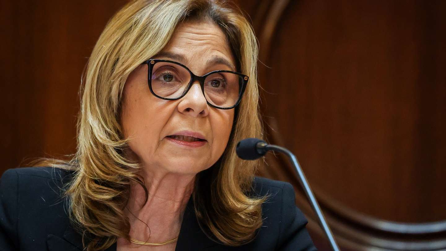 A ministra da Saúde, Ana Paula Martins, intervém durante a audição perante a Comissão de Saúde na Assembleia da República, em Lisboa, 24 de fevereiro de 2026. TIAGO PETINGA/LUSA
