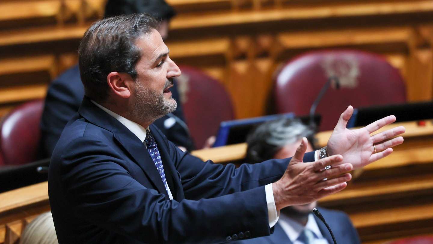 O líder do grupo parlamentar do Partido Social Democrata (PSD), Hugo Soares, intervém durante o debate com o primeiro-ministro na Assembleia da República, Lisboa, 17 de junho de 2026. MANUEL DE ALMEIDA/LUSA