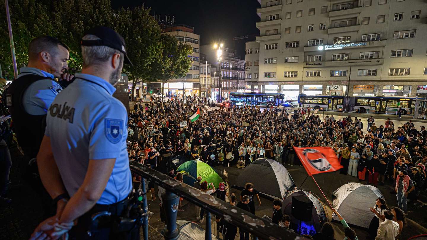 Os manifestantes que protestam contra os preços na habitação voltaram a montar tendas de campismo na praça de D. João I, Porto, 14 de outubro de 2026. Os manifestantes reunidos pela habitação, na Praça D. João I desde sábado, fazem-no “não como uma escolha de lazer, ou de campismo, mas como ato de desespero político”. PEDRO GRANADEIRO/LUSA