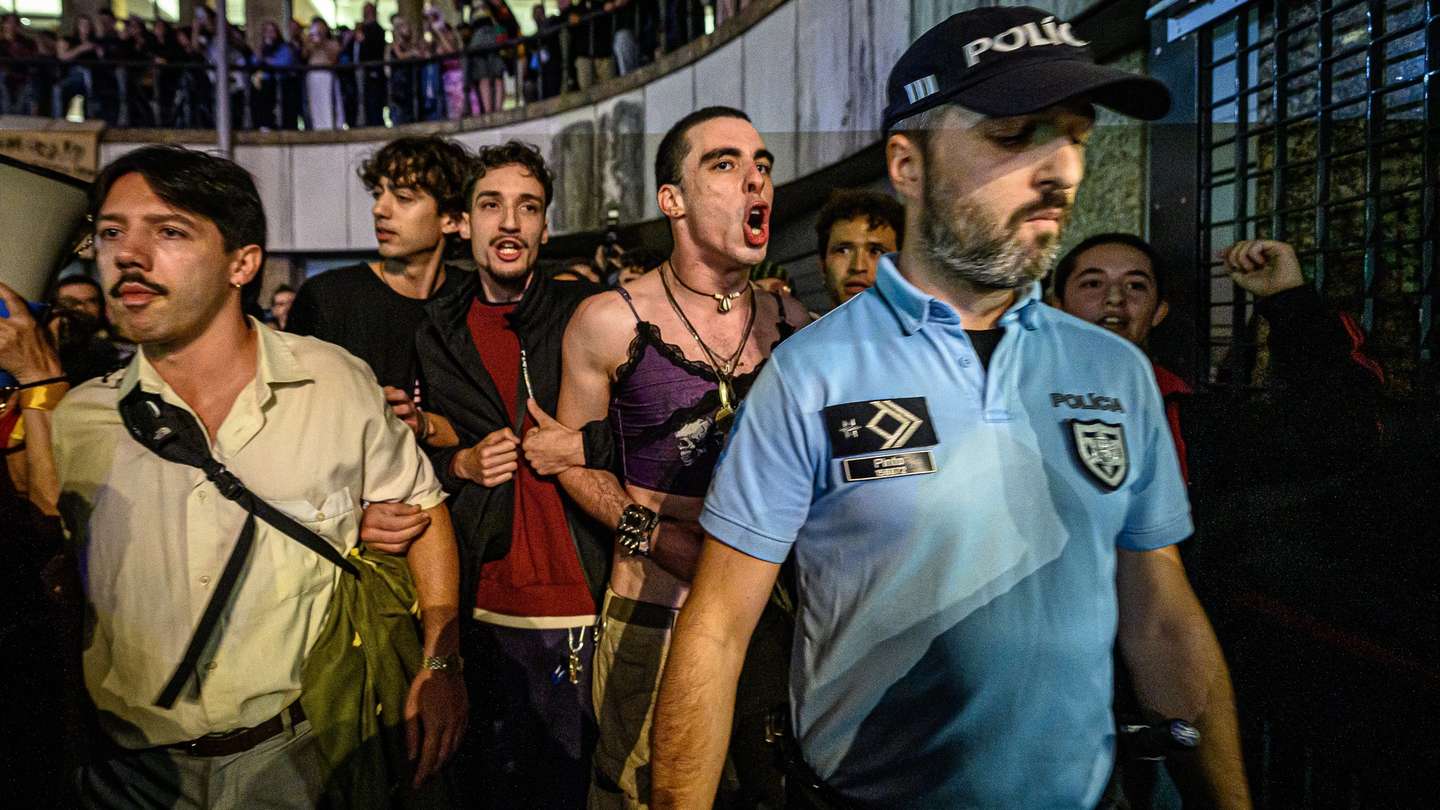 Os manifestantes que protestam contra os preços na habitação voltaram a montar tendas de campismo na praça de D. João I, Porto, 14 de outubro de 2026. Os manifestantes reunidos pela habitação, na Praça D. João I desde sábado, fazem-no “não como uma escolha de lazer, ou de campismo, mas como ato de desespero político”. PEDRO GRANADEIRO/LUSA