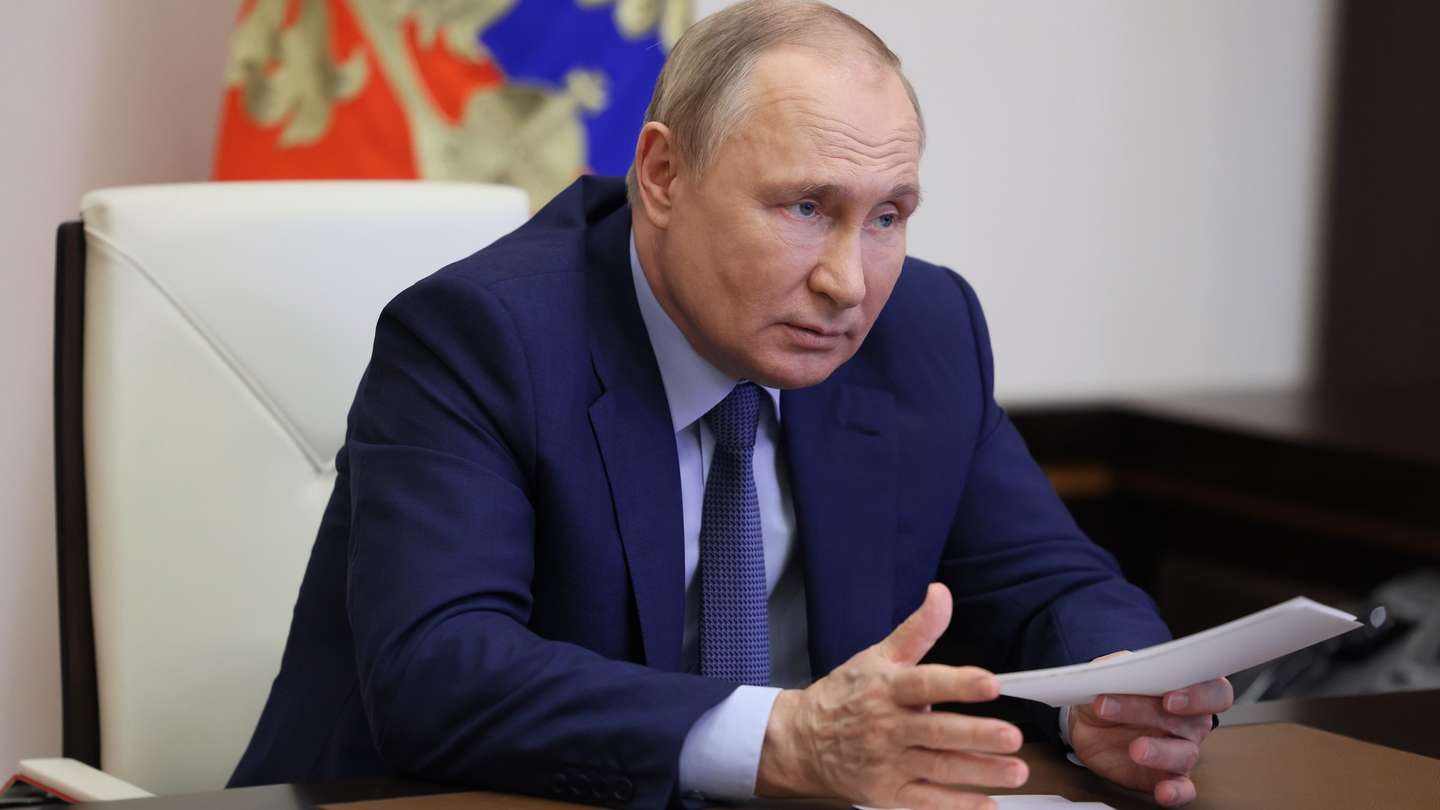 epa10000232 Russian President Vladimir Putin chairs a meeting on economic issues via a video conference at Novo-Ogaryovo residence outside Moscow, Russia, 07 June 2022.  EPA/MIKHAIL METZEL / KREMLIN POOL / SPUTNIK MANDATORY CREDIT