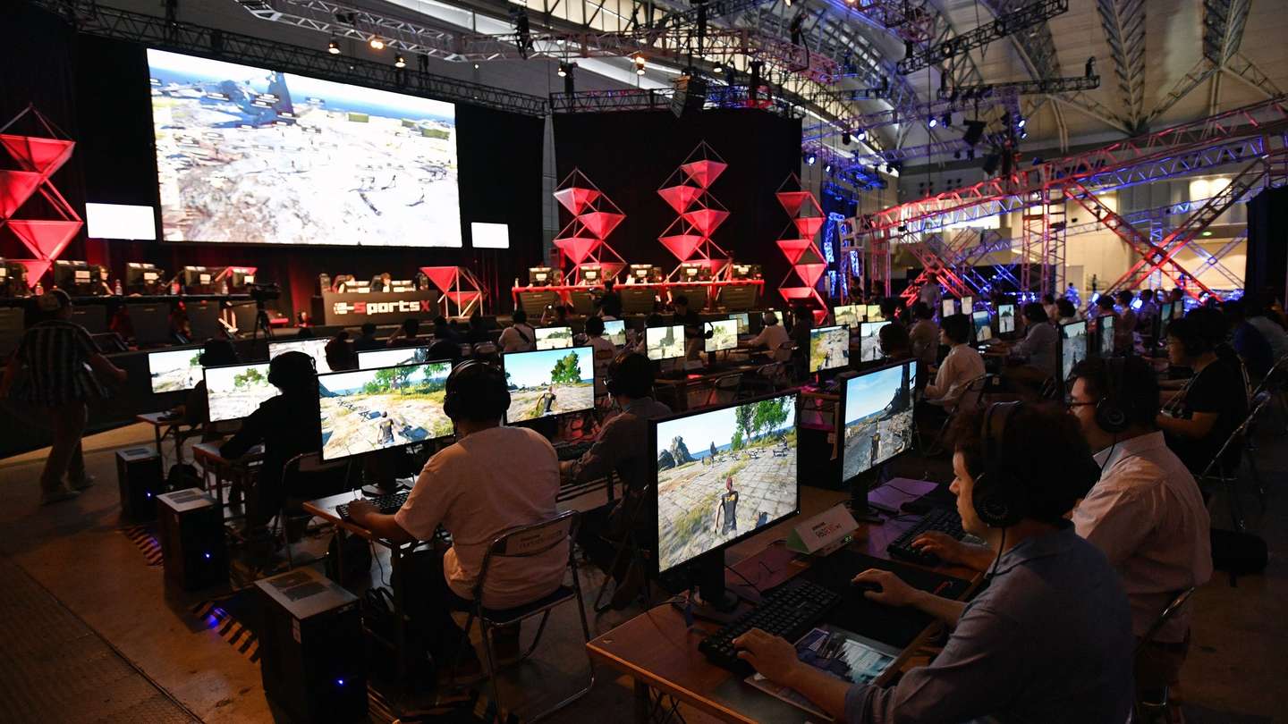 epa06217119 Visitors play at an eSports competition during the Tokyo Game Show 2017 at Makuhari Messe in Chiba, east of Tokyo, Japan, 21 September 2017. Asia's largest gaming event opened with 609 companies and organizations from 36 countries and regions exhibiting at the game show.  EPA/FRANCK ROBICHON