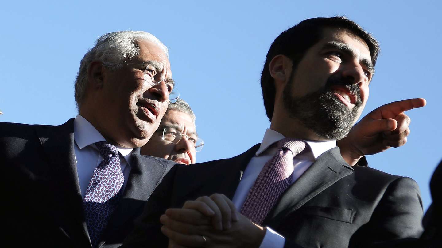 O Primeiro-Ministro, António Costa (E) e o presidente da Câmara Municipal de Caminha, Miguel Alves (D), durante a visita a Riba de Ancora para ação com sapadores florestais do concelho de Caminha (parceria ICNF – Câmara Municipal de Caminha – Associação de Produtores Florestais do Alto Minho). Riba de Ancora, 17 de  fevereiro de 2018. MANUEL ARAÚJO/LUSA