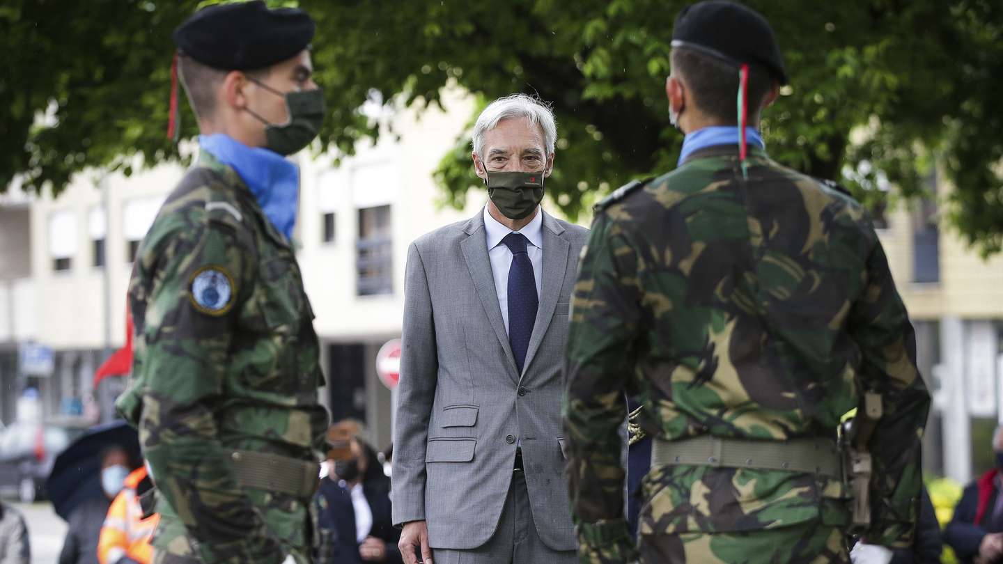 O ministro da Defesa Nacional, João Gomes Cravinho (C), durante a cerimónia de inauguração do Monumento aos Combatentes do Ultramar, uma iniciativa da Junta de Freguesia de Valongo, com o apoio do município de Valongo. A peça é da autoria do arquiteto Carlos Fazenda e pretende homenagear os militares naturais do concelho que combateram por Portugal. Valongo, 15 de maio de 2021, MANUEL FERNANDO ARAUJO/LUSA