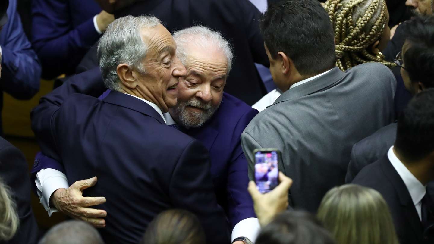 epa10385727 Brazil President Luiz Inacio Lula da Silva (C) greets Portugal President Marcelo Rebelo de Sousa (C-L) after Lula's inauguration ceremony in Brasilia, Brazil, 01 January 2023. Lula was sworn in for his third term as President of Brazil after winning the October 2022 general elections.  EPA/Jarbas Oliveria