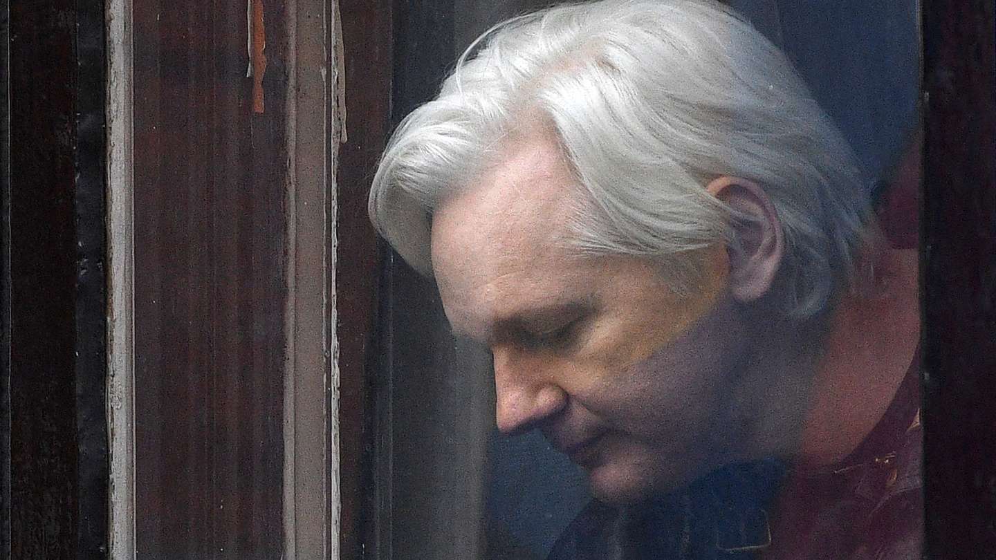epa10017727 (FILE) - Wikileaks founder Julian Assange speaks to reporters on the balcony of the Ecuadorian Embassy in London, Britain, 19 May 2017 (reissued 17 June 2022). Wikileaks founder Julian Assange’s extradition to the US has been approved by British Home Secretary Priti Patel 17 June 2022.  EPA/FACUNDO ARRIZABALAGA *** Local Caption *** 55897098