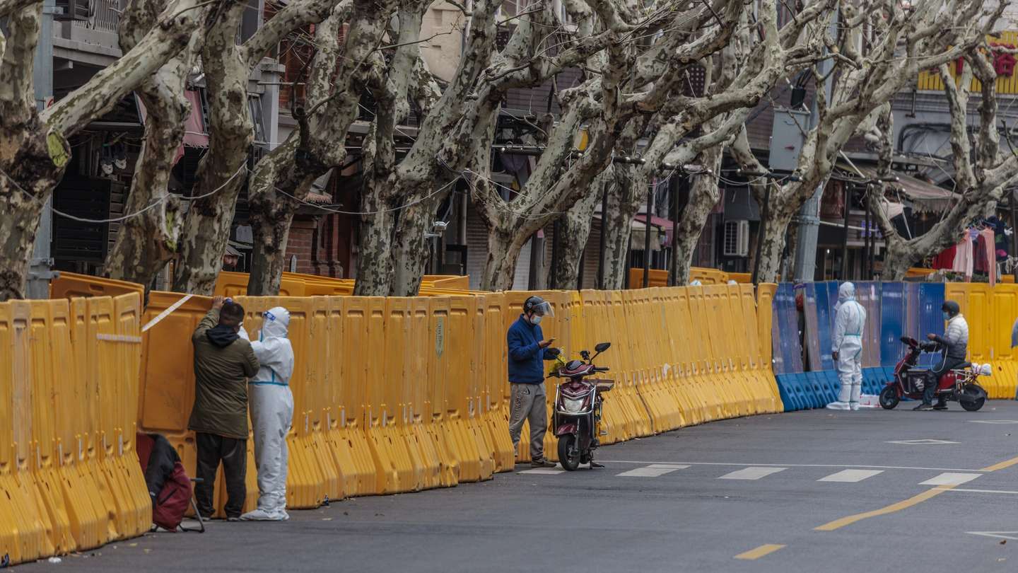 epa09861671 People stand in front of the compound under quarantine amid the lockdown, in Puxi side of the city, in Shanghai, China, 31 March 2022. Shanghai city imposed a strict lockdown amid the COVID-19 resurgence. A complete lockdown hits the two biggest areas in the city, divided by the Huangpu River. East of the Huangpu River, Pudong area, lockdown started on 28 March while west area, Puxi, will have a lockdown from 01 April.  EPA/ALEX PLAVEVSKI