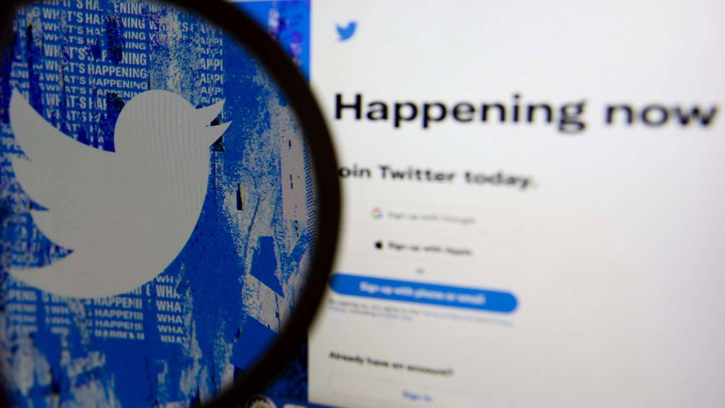 epa09909277 An illustration photo of Twitter landing page taken in Belgrade, Serbia, 26 April 2022. Elon Musk, the world’s richest person, acquired Twitter for roughly 44 billion US dollars.  EPA/ANDREJ CUKIC