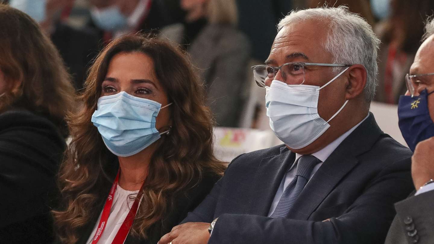O primeiro-ministro, António Costa (D), ladeado pela nova presidente da Associação Nacional de Municípios Portugueses (ANMP), Luísa Salgueiro (E), durante a sessão de abertura do Início do XXV Congresso da Associação Nacional de Municípios Portugueses, em Aveiro, 11 de dezembro de 2021. PAULO NOVAIS/LUSA
