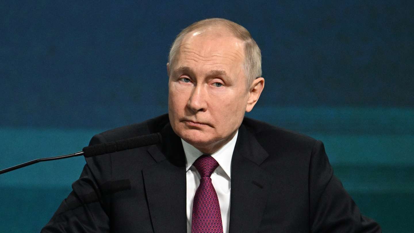 epa10324967 Russian President Vladimir Putin attends the 2022 Artificial Intelligence Journey (AI Journey) international conference in Moscow, Russia, 24 November 2022.  EPA/PAVEL BEDNYAKOV / KREMLIN POOL / SPUTNIK MANDATORY CREDIT
